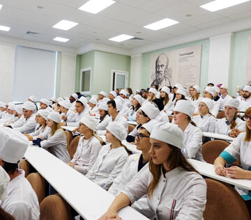 Госдума приняла закон об обязательном прохождении периода наставничества для выпускников медвузов